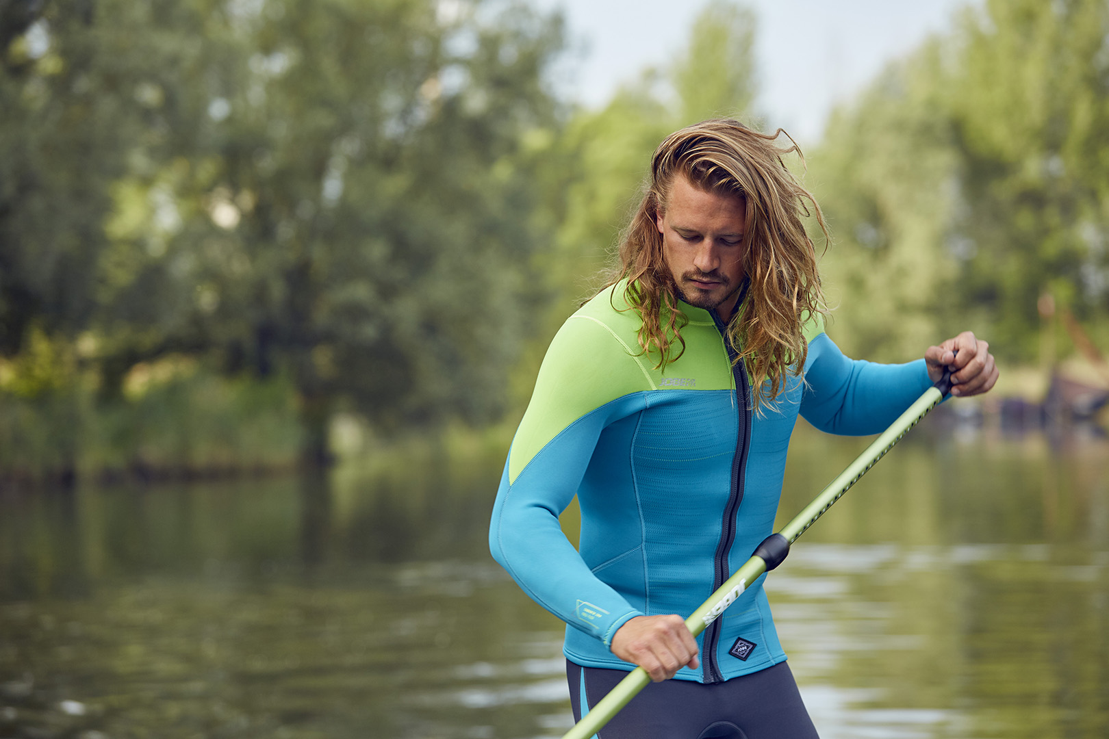Start your paddling the right way with this sharp wetsuit for men
